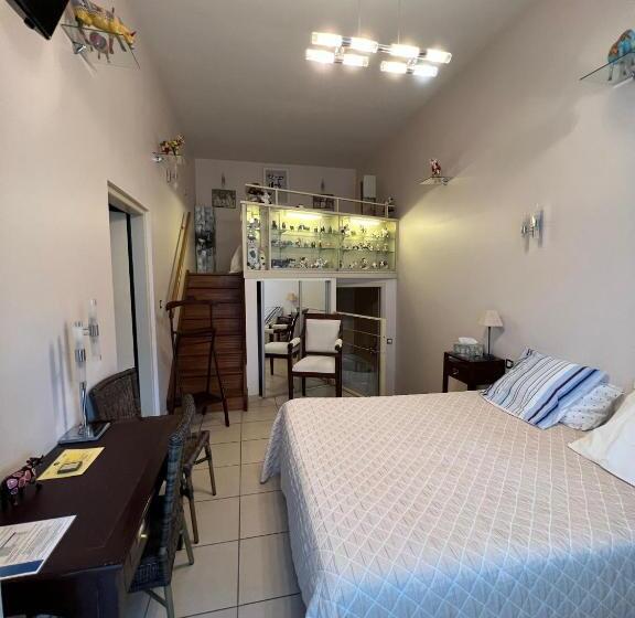 Отель Hôtel Le Manoir Aux Vaches