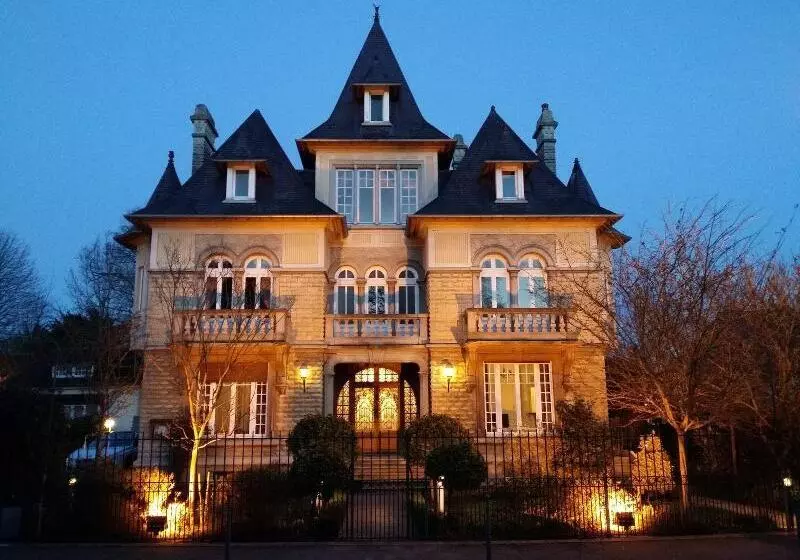 تختخواب و صبحانه Le Castel Guesthouse