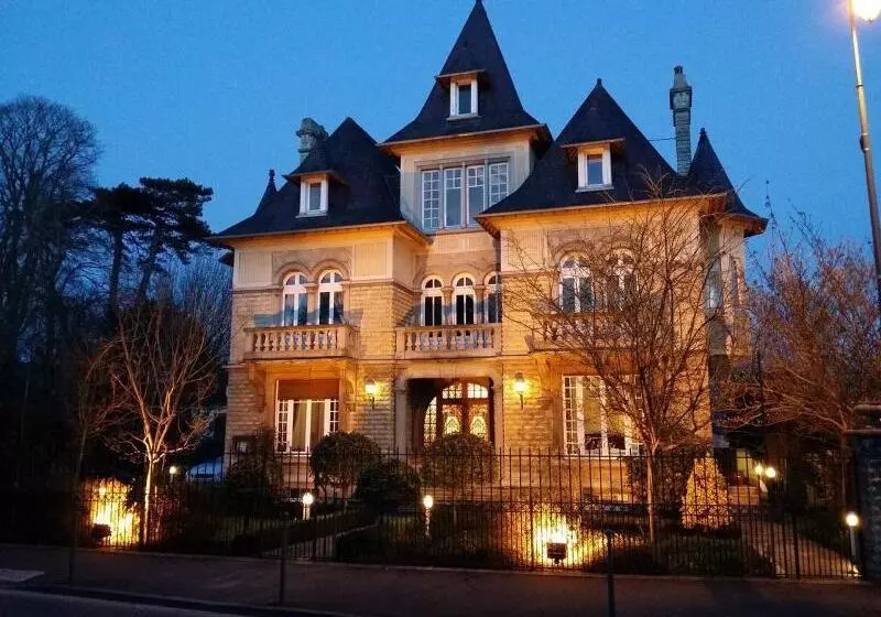 تختخواب و صبحانه Le Castel Guesthouse