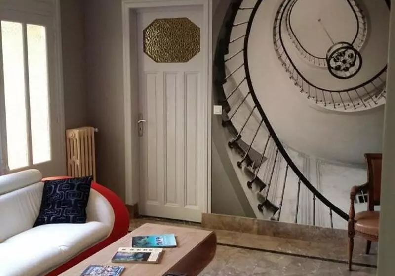 تختخواب و صبحانه Le Castel Guesthouse