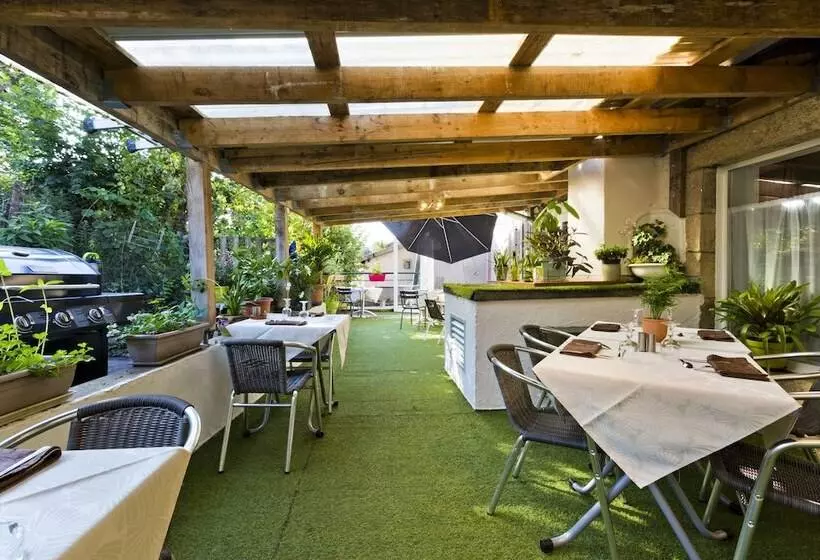 Hotelli Logis Hôtel Restaurant De La Dore
