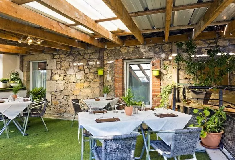 Hotelli Logis Hôtel Restaurant De La Dore