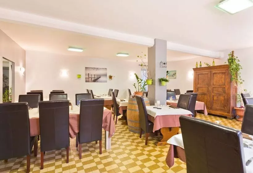 Hotelli Logis Hôtel Restaurant De La Dore
