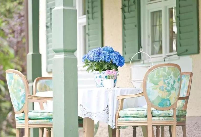 Aamiaismajoitus (B&B) Villa Adolphine