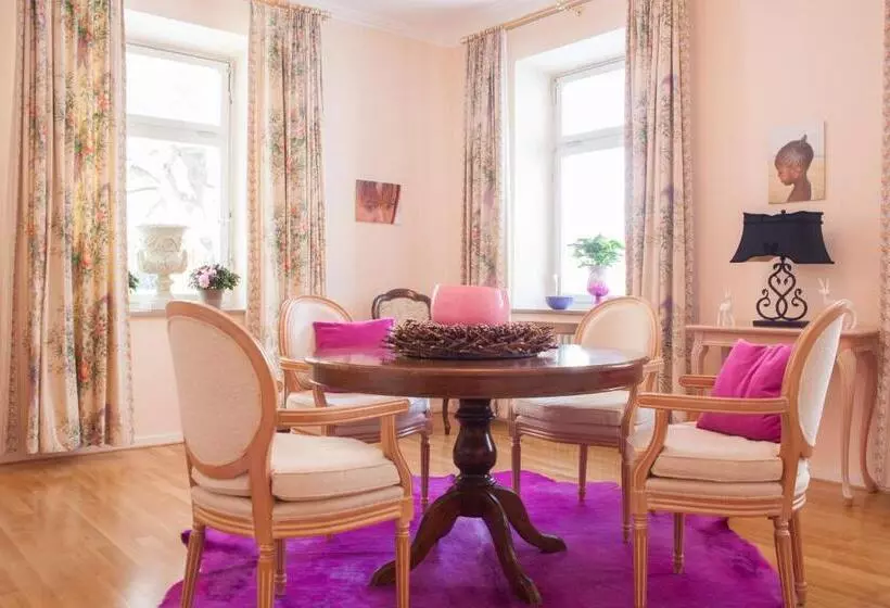 Aamiaismajoitus (B&B) Villa Adolphine