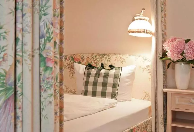 Aamiaismajoitus (B&B) Villa Adolphine