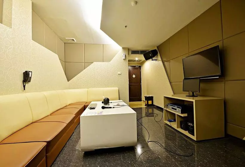 Hotelli Zen Rooms Mampang Tendean