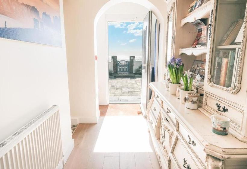 مبيت وإفطار The Beach