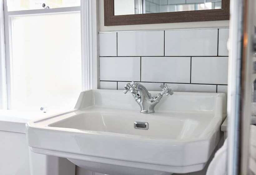 Отель The Kings Head Wroxham By Greene King Inns