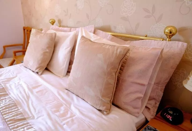 Bed and Breakfast Pebbles House Room Only