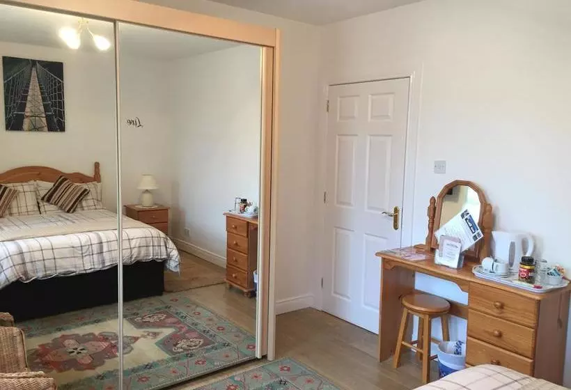 Aamiaismajoitus (B&B) Clare Forest Apartment