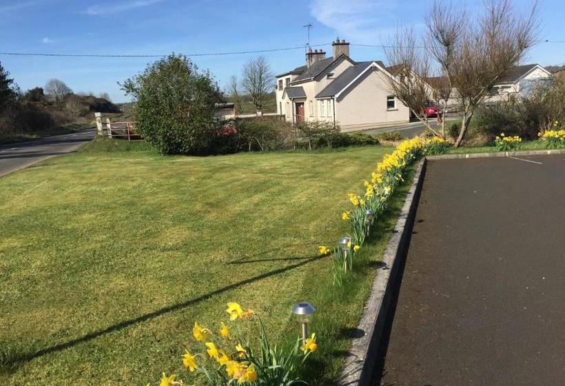 تختخواب و صبحانه Clare Forest Apartment