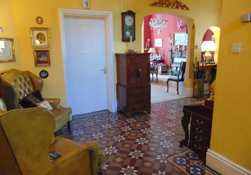 Aamiaismajoitus (B&B) Holywell House