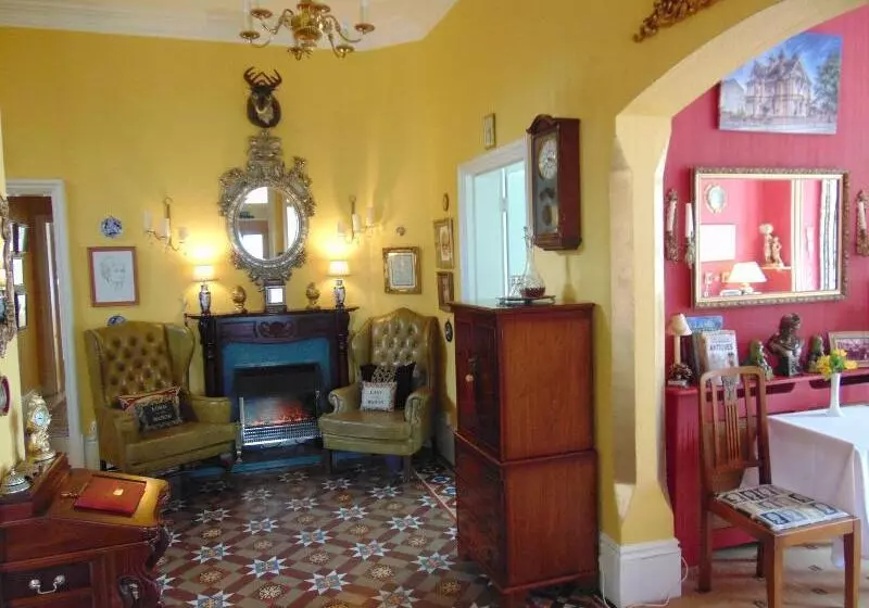 Aamiaismajoitus (B&B) Holywell House
