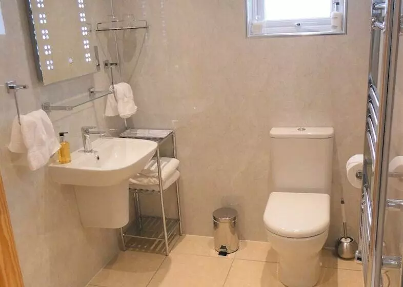 تختخواب و صبحانه The Willows   Room Only Accommodation