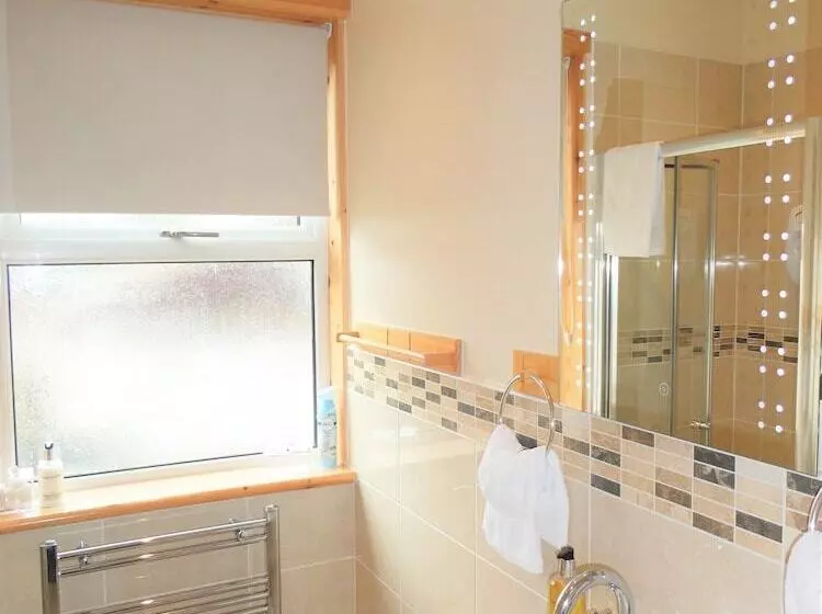 تختخواب و صبحانه The Willows   Room Only Accommodation