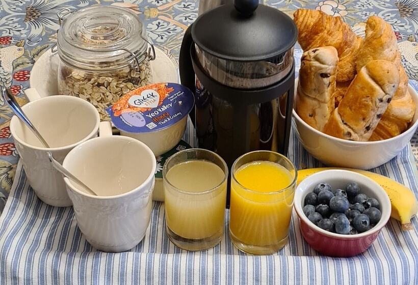 Bed and Breakfast Threeways House