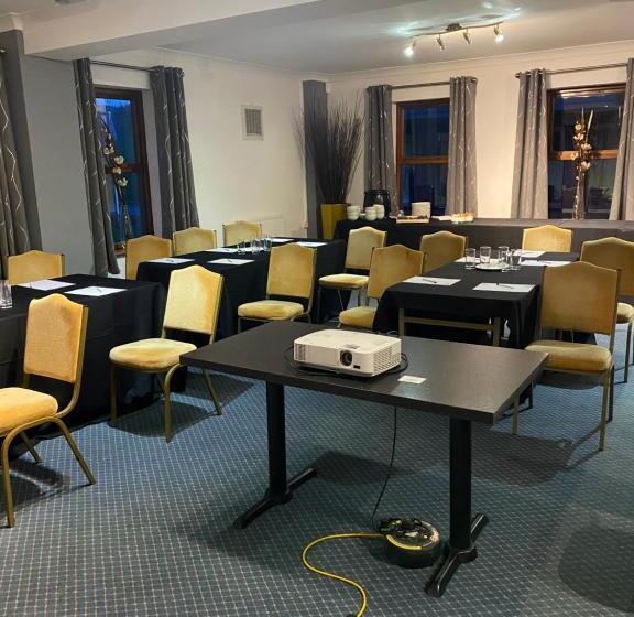 مبيت وإفطار Wharton Park Golf & Country Club