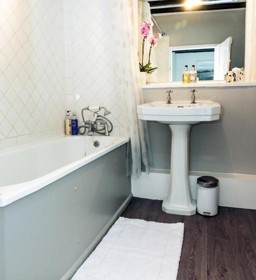 민박 The Churchill Arms