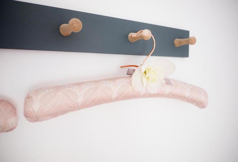 민박 The Churchill Arms