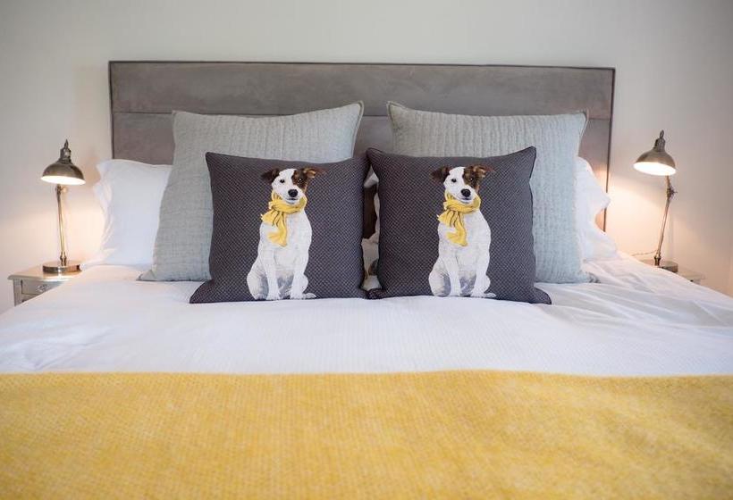 민박 The Churchill Arms