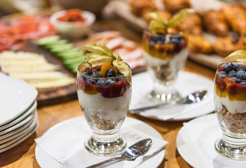 Отель Royal Seven Stars