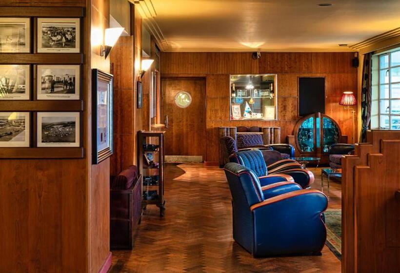 ホテル The Aviator