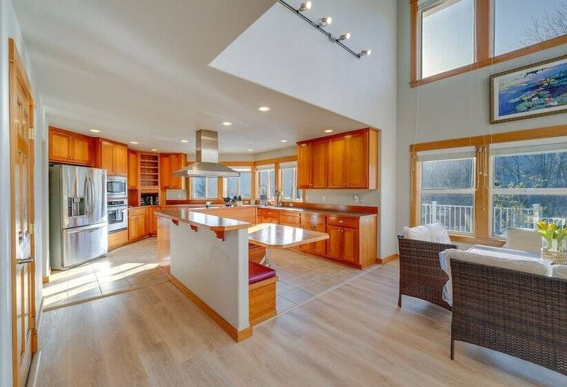 Stunning Mount Vernon Home W/ Big Lake Views!