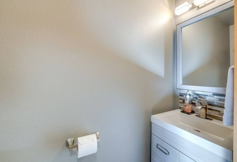 Stunning Mount Vernon Home W/ Big Lake Views!