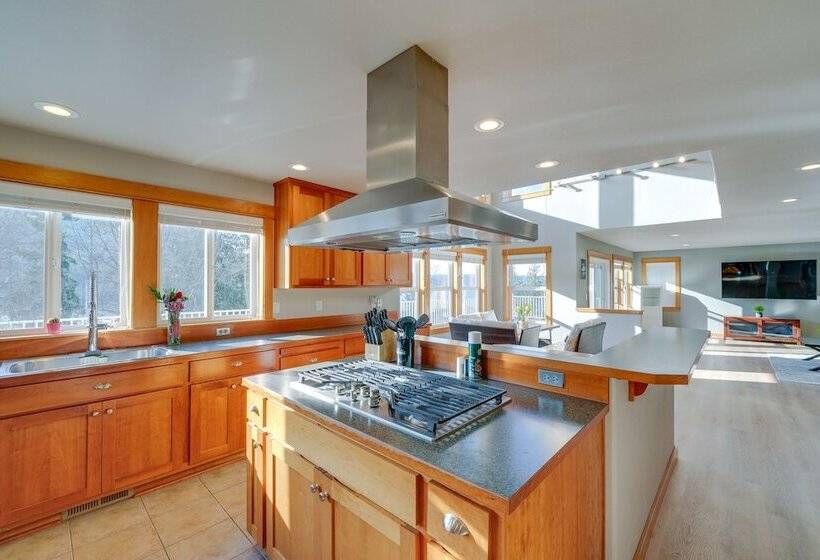 Stunning Mount Vernon Home W/ Big Lake Views!