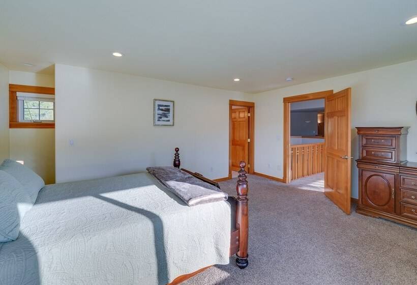 Stunning Mount Vernon Home W/ Big Lake Views!