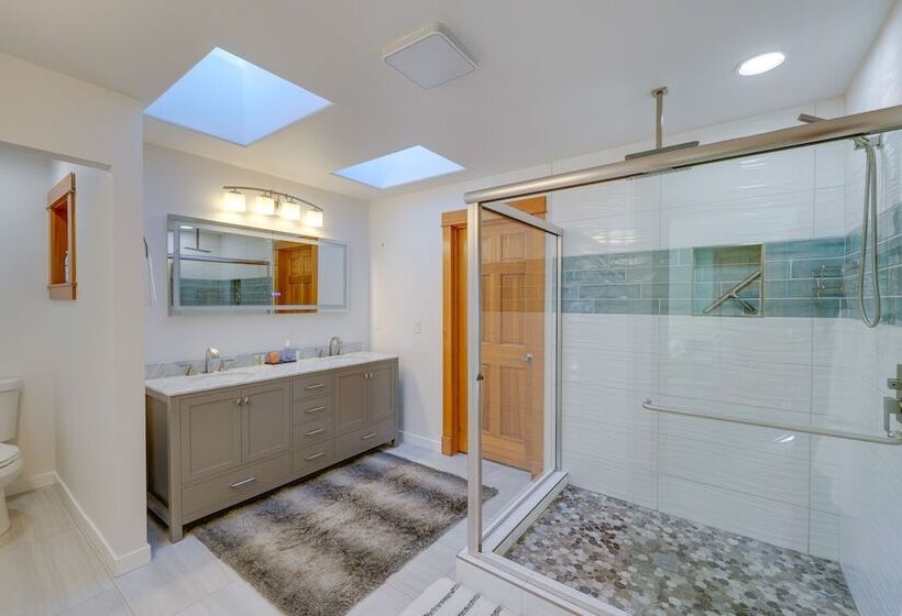 Stunning Mount Vernon Home W/ Big Lake Views!