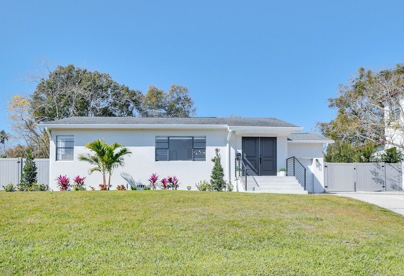 Lakeland Retreat W/ Private Pool & Yard Games!