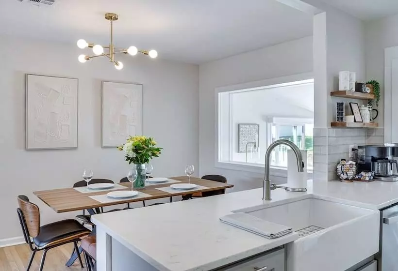 Lakeland Retreat W/ Private Pool & Yard Games!