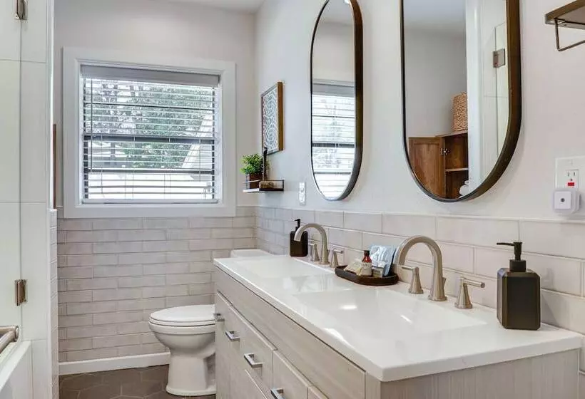 Lakeland Retreat W/ Private Pool & Yard Games!