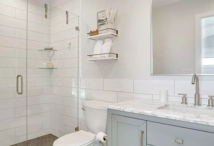 Lakeland Retreat W/ Private Pool & Yard Games!