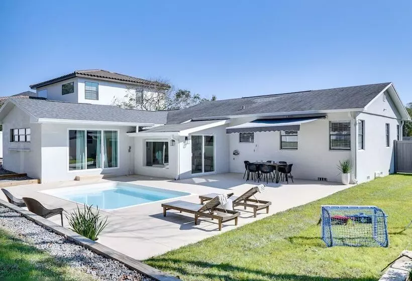 Lakeland Retreat W/ Private Pool & Yard Games!