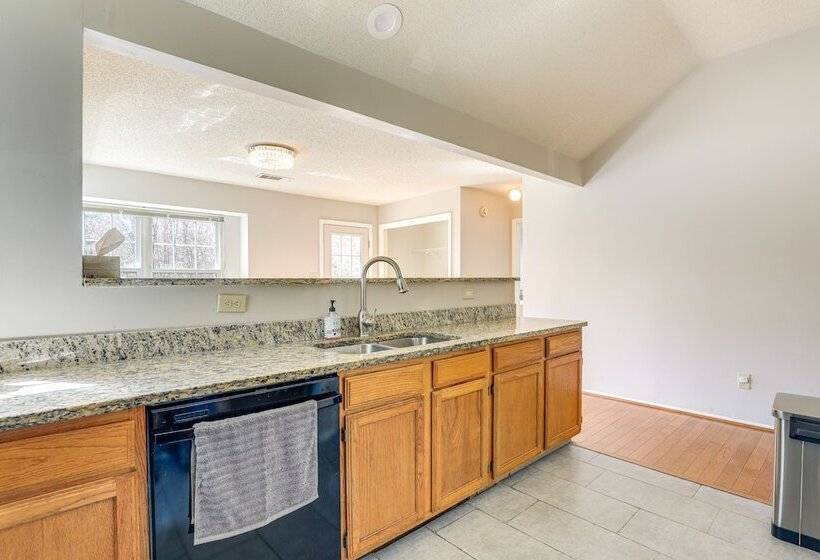 Minimalist Alpharetta Home W/ Balcony Near Atlanta