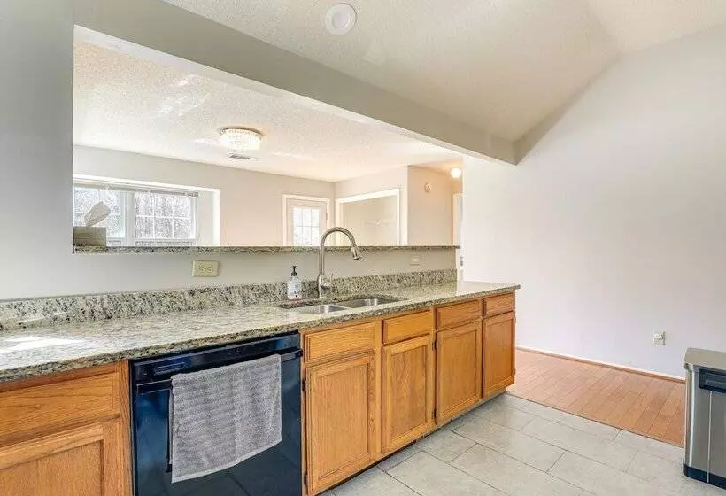 Minimalist Alpharetta Home W/ Balcony Near Atlanta