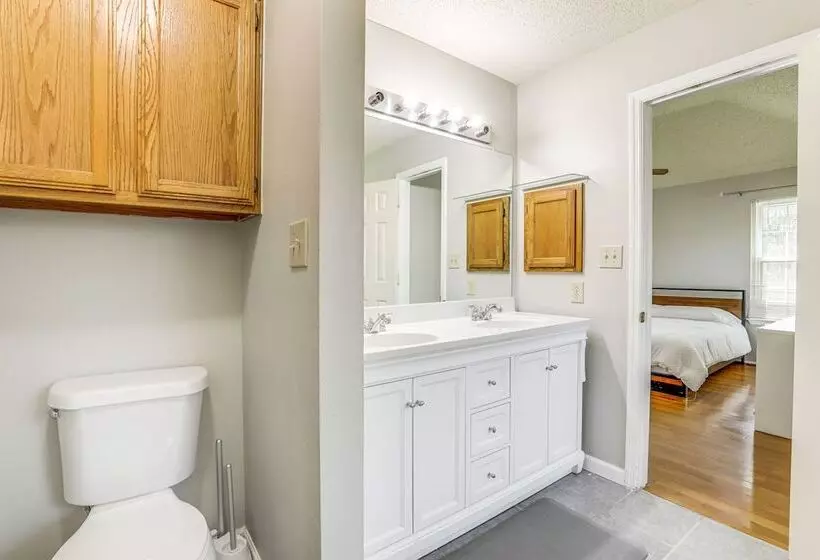 Minimalist Alpharetta Home W/ Balcony Near Atlanta