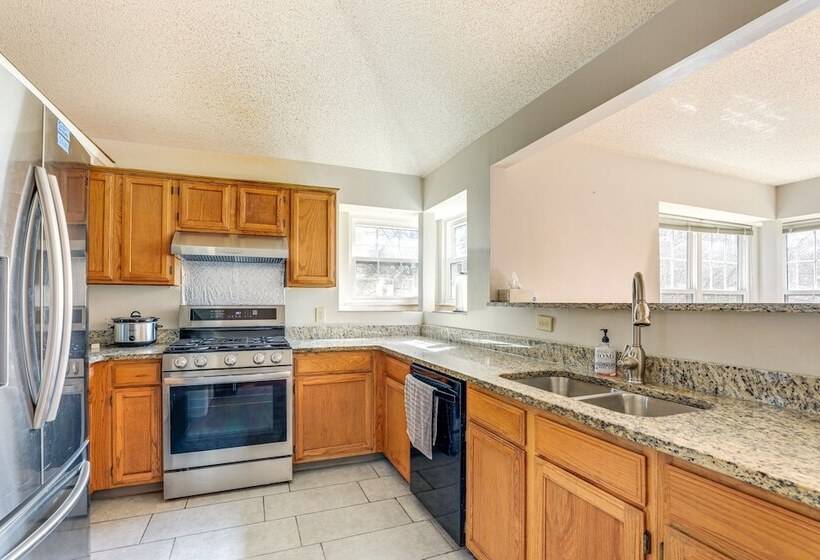 Minimalist Alpharetta Home W/ Balcony Near Atlanta