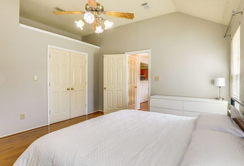 Minimalist Alpharetta Home W/ Balcony Near Atlanta