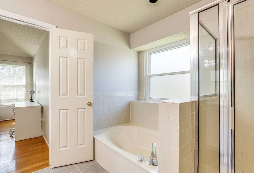 Minimalist Alpharetta Home W/ Balcony Near Atlanta