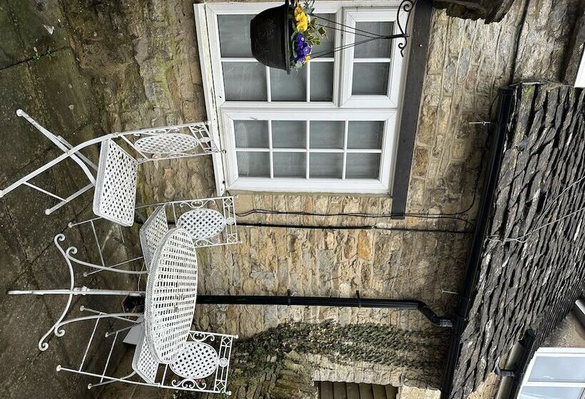 Remarkable 1 Bed Cotswolds Cottage In Finstock