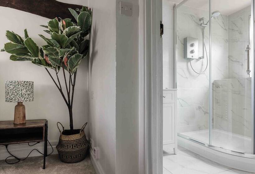 Remarkable 1 Bed Cotswolds Cottage In Finstock