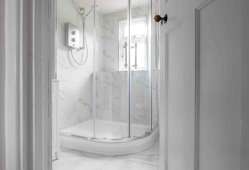 Remarkable 1 Bed Cotswolds Cottage In Finstock