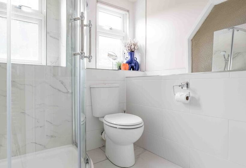 Remarkable 1 Bed Cotswolds Cottage In Finstock