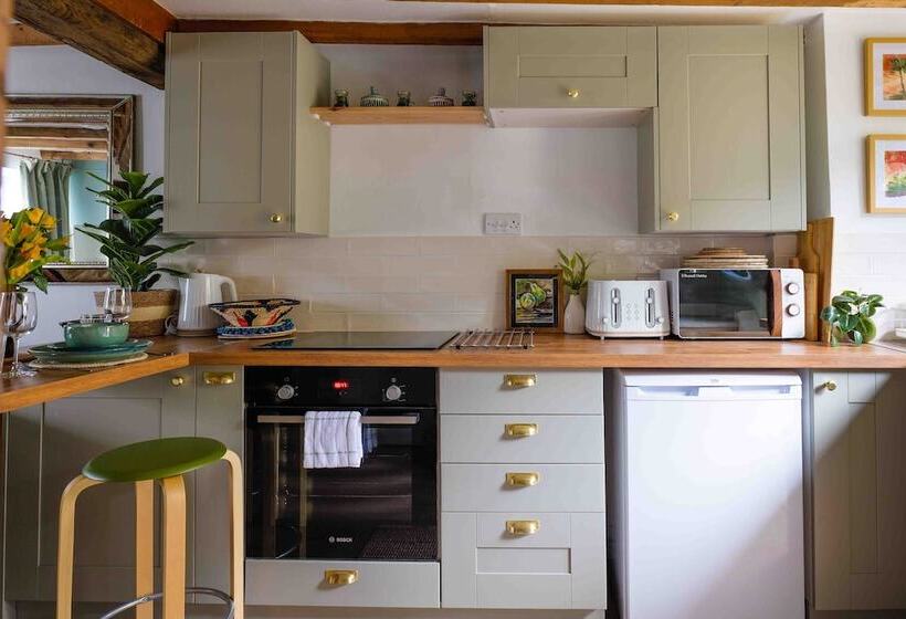 Remarkable 1 Bed Cotswolds Cottage In Finstock