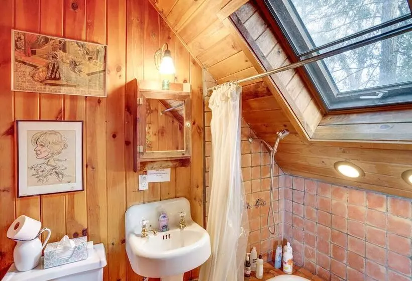 Pet Friendly Cabin Overlooking Sleepy Hollow Lake