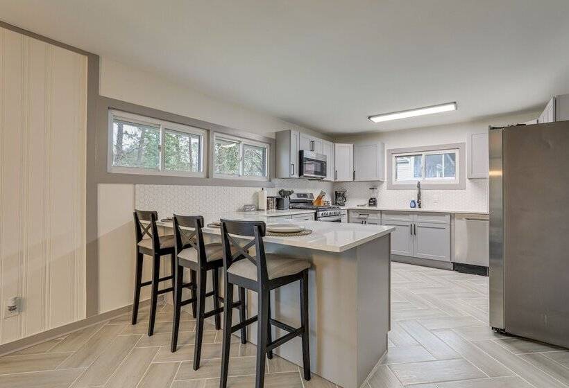 Stylish Decatur Home W/ Patio: 10 Mi To Atlanta!